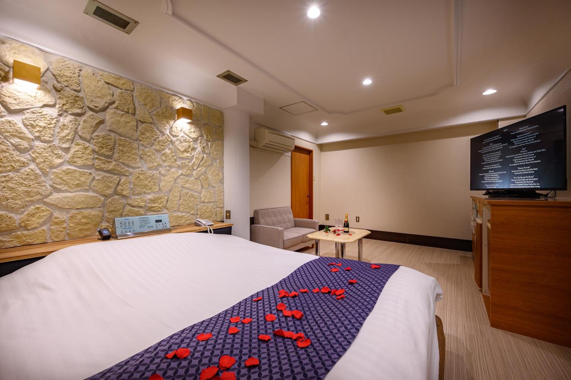 Hotel Mobilia (Adults Only) Tsurugashima Bagian luar foto