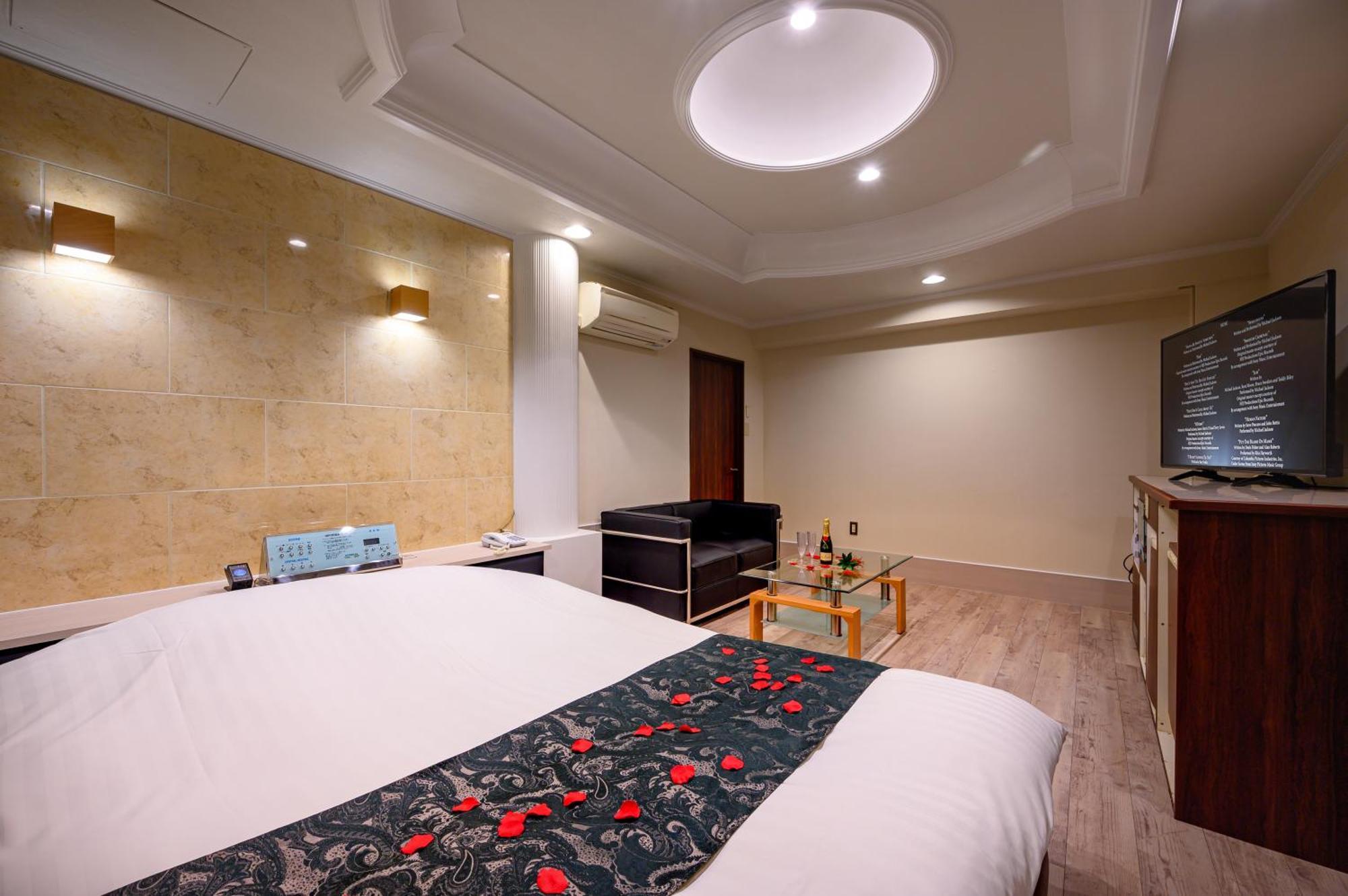 Hotel Mobilia (Adults Only) Tsurugashima Bagian luar foto