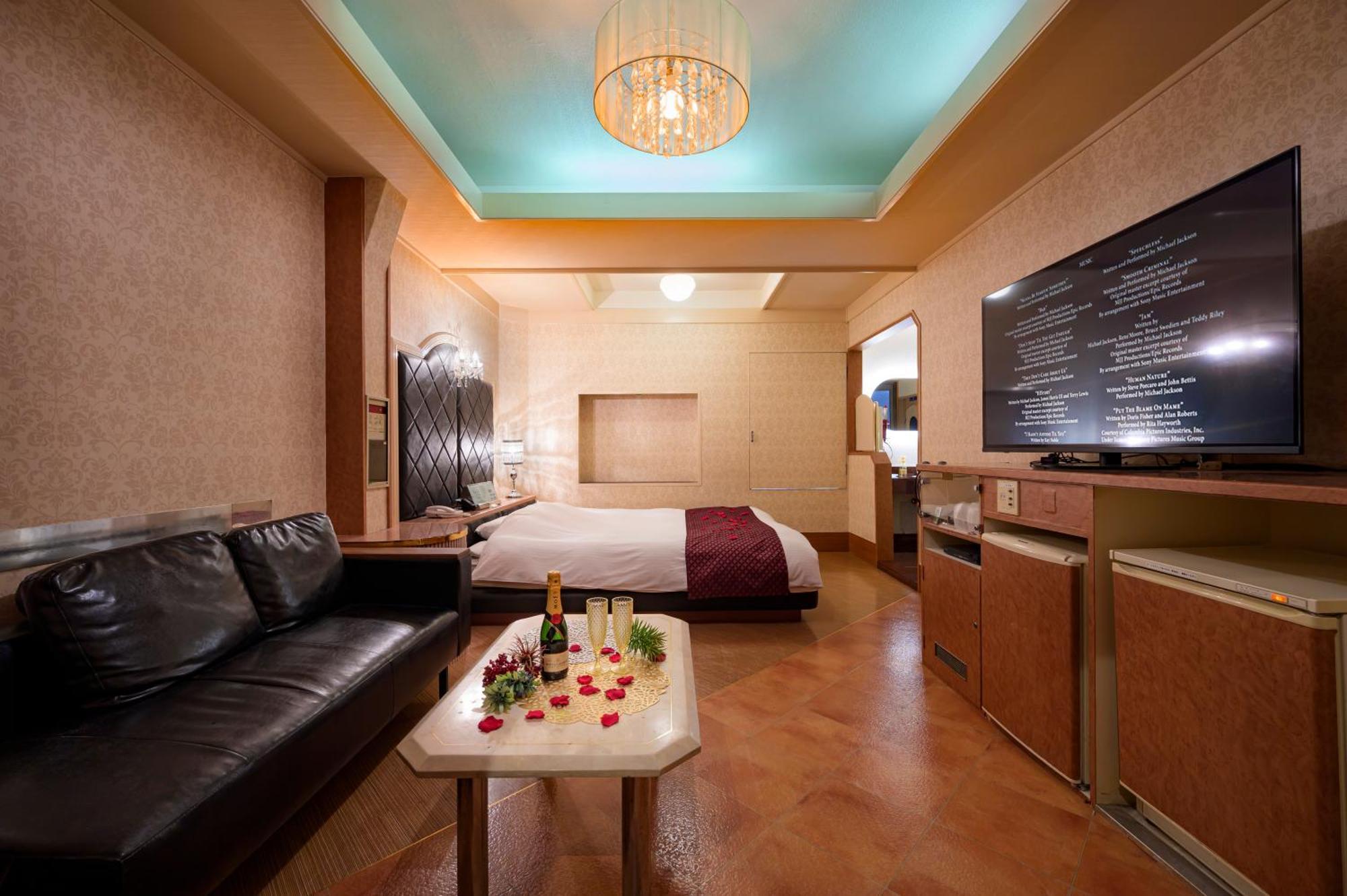 Hotel Mobilia (Adults Only) Tsurugashima Bagian luar foto