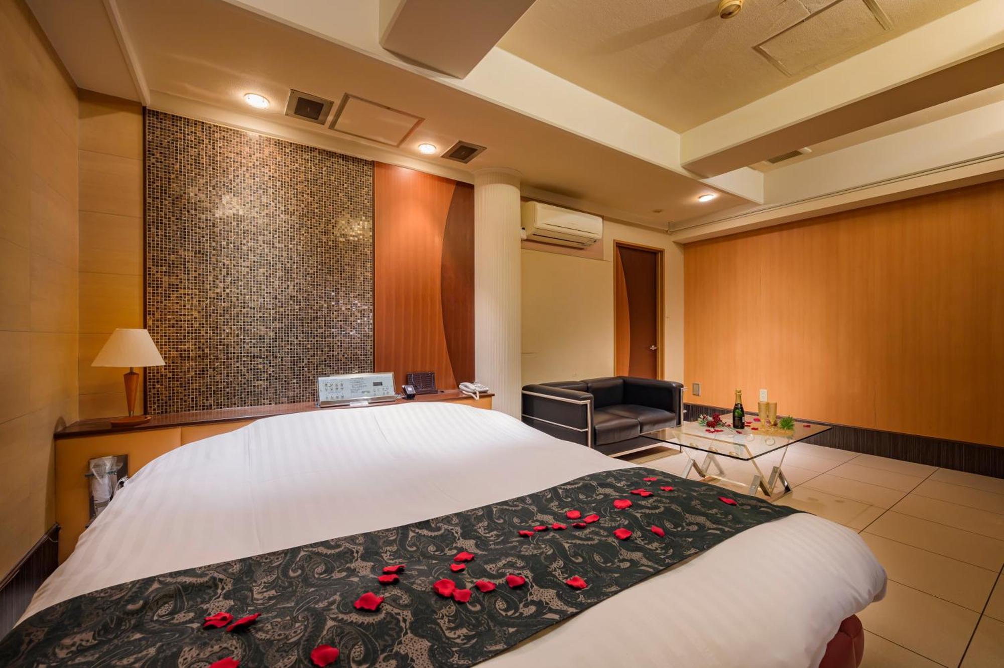 Hotel Mobilia (Adults Only) Tsurugashima Bagian luar foto