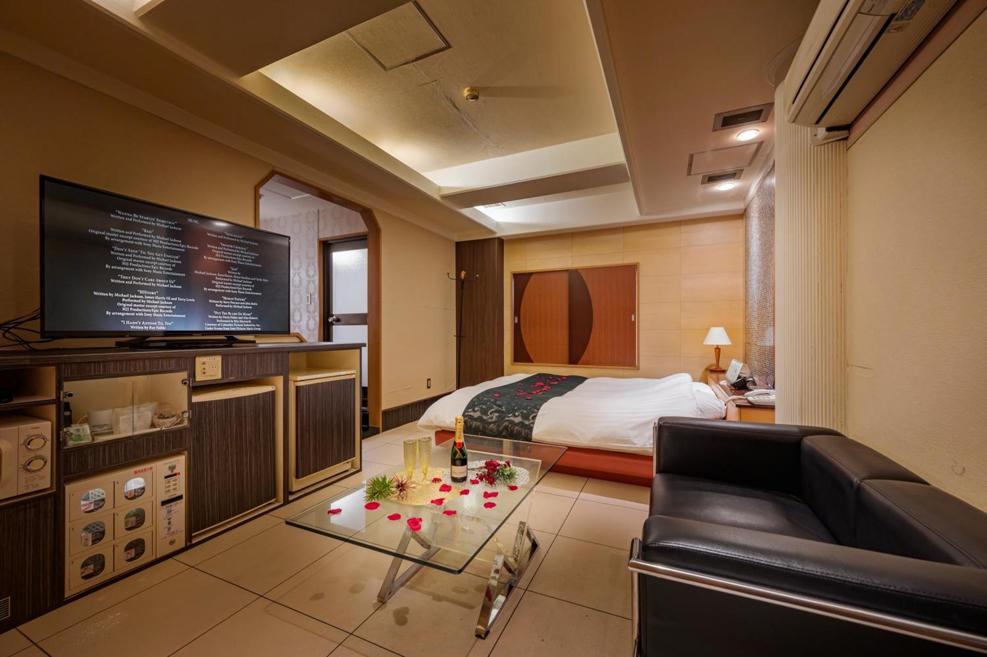 Hotel Mobilia (Adults Only) Tsurugashima Bagian luar foto