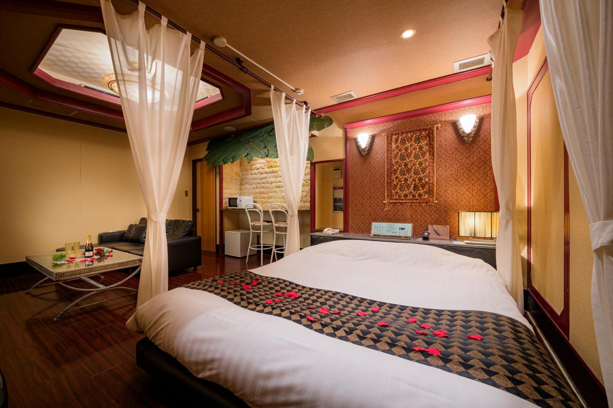 Hotel Mobilia (Adults Only) Tsurugashima Bagian luar foto