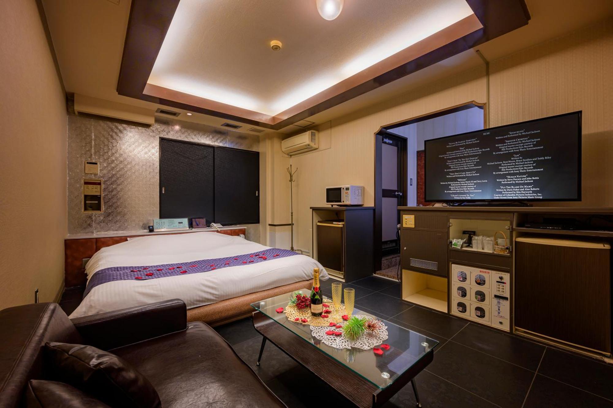 Hotel Mobilia (Adults Only) Tsurugashima Bagian luar foto
