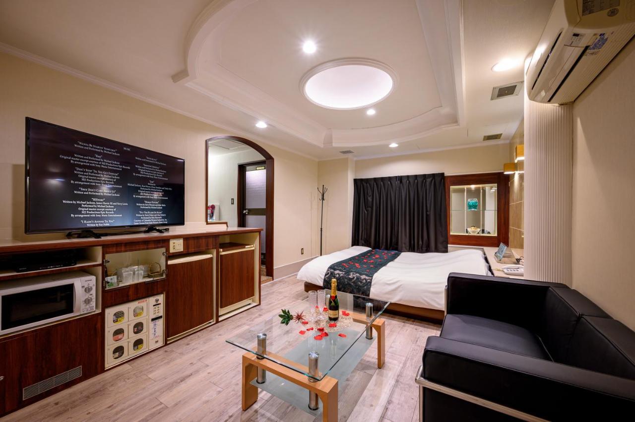 Hotel Mobilia (Adults Only) Tsurugashima Bagian luar foto